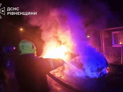 У Рівному загорівся припаркований Mercedes-Benz