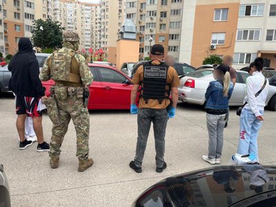 Везли у багажнику, перевдягали в камуфляж: правоохоронці блокували діяльність зухвалих переправників. ВІДЕО