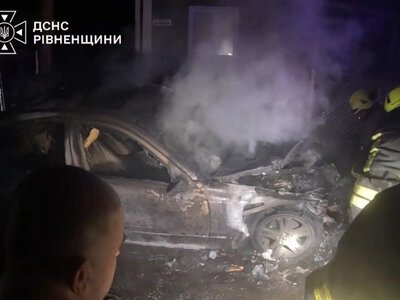 У Рівному вночі горів припаркований автомобіль (ВІДЕО)