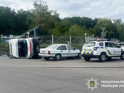 У Чернівцях «швидка» потрапила у ДТП: водій не надав перевагу у русі спецтранспорту