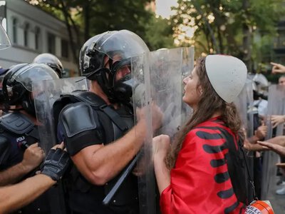 В Албанії протести проти курорту зятя Трампа переросли в сутички з поліцією