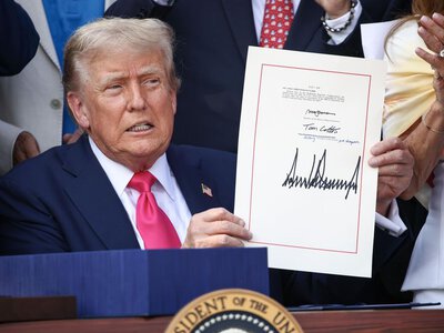 Трамп подарував помічникам у Білому домі по 45 тисяч доларів готівкою на свята