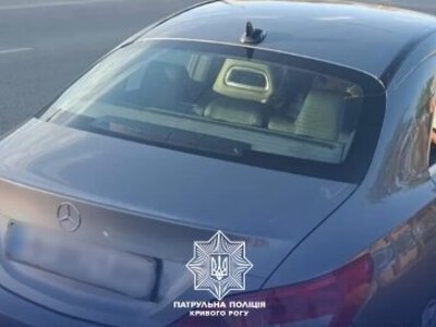 У Кривому Розі водій вирішив проїхатися тротуаром: патрульні затримали правопорушника