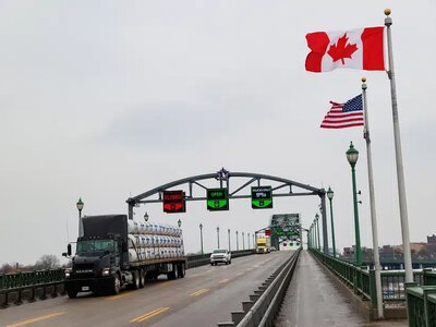Торговельна напруга між США та Канадою різко зростає: нові мита, зірвані переговори та ризики для бізнесу