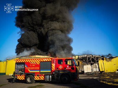 Миколаївські рятувальники показали, як гасили пожежі після ворожих обстрілів (ВІДЕО)