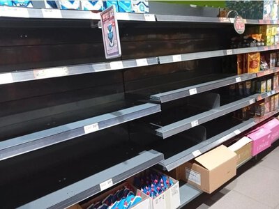 Полиці спорожніли, склади горять: The Guardian з'ясувало, що буде з цінами на продукти
