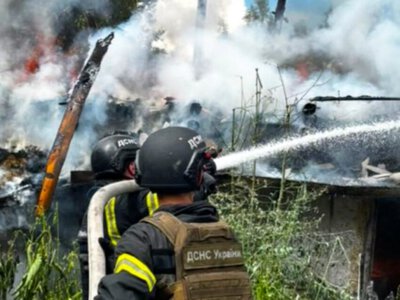 В одному з районів Києва дрон рф впав на багатоповерхівку і склади, є постраждалі