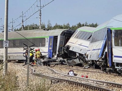 У Польщі поїзд зіткнувся з бетономішалкою та зійшов з рейок, є загибла і поранені