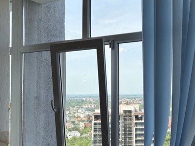 В Ужгороді госпіталізували 39-річного чоловіка, який випав з вікна