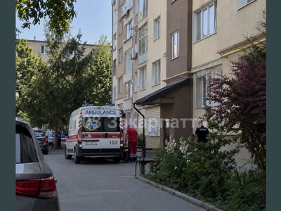 В Ужгороді чоловік отримав тяжкі травми після падіння з вікна