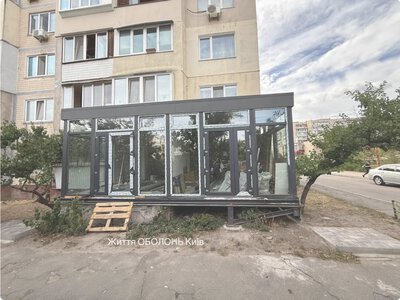 На Оболоні в Києві виявили незаконну комерційну прибудову до багатоповерхівки