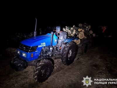На Рівненщині затримали трьох чоловіків, які перевозили понад 7 кубометрів незаконної деревини