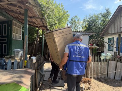 Після евакуації волонтери допомогли пенсіонерам зі Зноб-Новгородської громади відновити документи та забезпечили їх побутовою технікою
