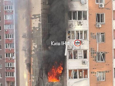 У Києві люди рятують автівки, відтягуючи голими руками уламок палаючого дрона