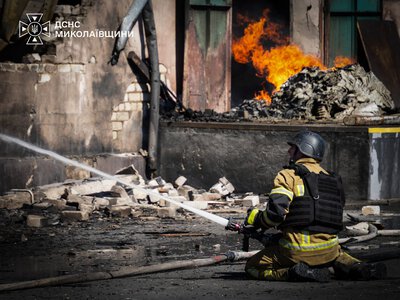 Росіяни вдень знов атакували Миколаїв – рятувальники показали, як ліквідували наслідки ударів (ФОТО, ВІДЕО)