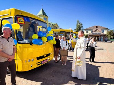 Школи Косівщини отримали п’ять нових автобусів