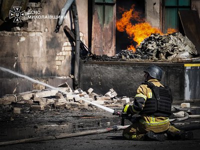 У Миколаєві під ударом РФ опинилися овочеві склади та поштове відділення: в ДСНС показали кадри боротьби з вогнем (відео)