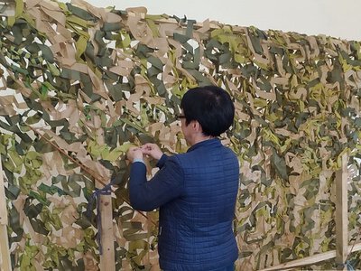 Хустські волонтери отримали нове приміщення для виготовлення маскувальних засобів для військових