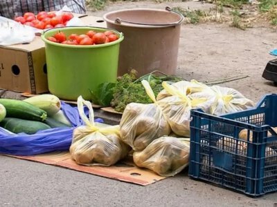 Через заблокований тротуар не проїхати людині в кріслі колісному: у Шептицькому беруться за стихійну торгівлю на Бандери