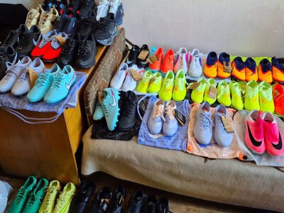 На кордоні з Румунією в мікроавтобусі знайшли 57 пар кросівок Nike і міні-трактор (ФОТО)