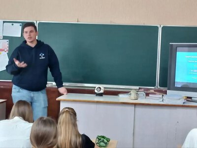 Українська ініціатива встановила росіянина, який вербує дітей в окупації для виробництва «Шахедів»