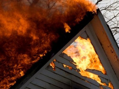 На Буковині сусід врятував жінку з палаючого будинку