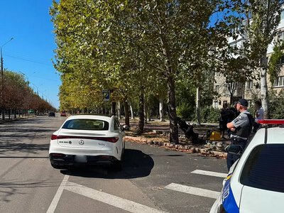 Mercedes та мотоцикл зіткнулися у Миколаєві: постраждалого відвезла «швидка»