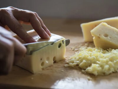 Сир довго не лежатиме свіжим: головні помилки під час зберігання в холодильнику 