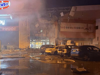 У Сумах дрон рф вдарив по ТРЦ. Відомо про щонайменше трьох загиблих