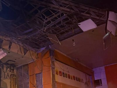 У Сумах російський дрон влучив у територію ТРЦ: є загиблі