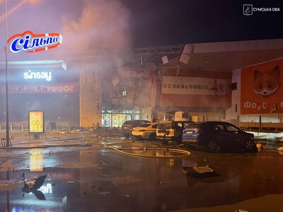 Росія вдарила по ТРЦ у Сумах: є загиблі та поранені