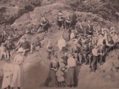 На фото 1917 року помітили чоловіка у «сучасному» одязі