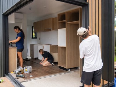 В Австралії молодь із групи ризику навчають будувати компактні будинки