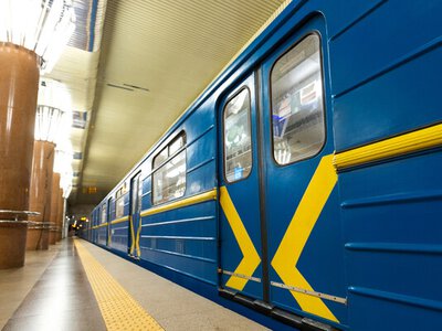 Метро та наземний транспорт працюватимуть на годину довше: у столиці оновили графіки через скорочення комендантської години
