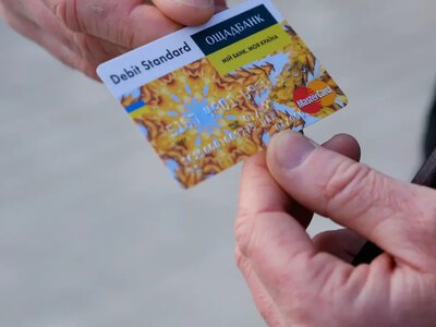 Дочка надіслала гроші, а Ощадбанк заблокував картку: чому та як уникнути блокування