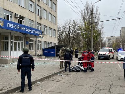 Полювання на цивільних у Херсоні: російський дрон забрав життя жінки біля Пенсійного фонду