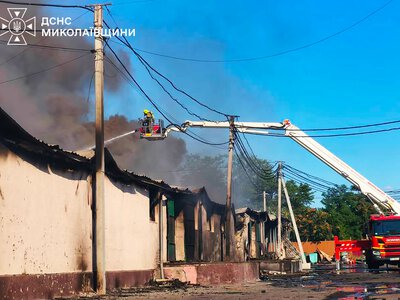 Рятувальники показали, як ліквідовували наслідки вчорашніх та нічних атак росіян на Миколаїв (ФОТО)
