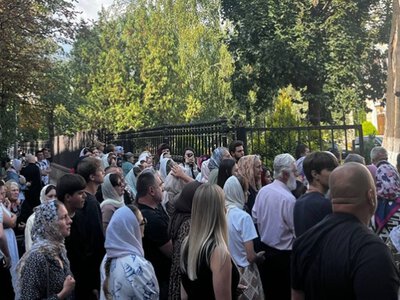 У Чернівцях держвиконавець проводить опис Свято-Духівського собору: віряни оточили церкву