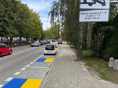 Ліквідація прапору України: скандальний політик замалював шкільну розмітку під Варшавою (фото) (Відео)
