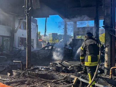 У Києві після російського удару спалахнула АЗС: є постраждалі (ВІДЕО) 