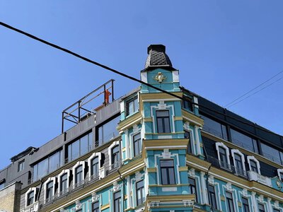 Плювали на приписи ДІАМ: на даху старовинного будинку біля Десятинної церкви незаконно гонять нові поверхи