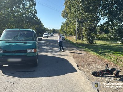 На Буковині 12-річний хлопчик на електросамокаті зіткнувся з Volkswagen: дитину госпіталізували