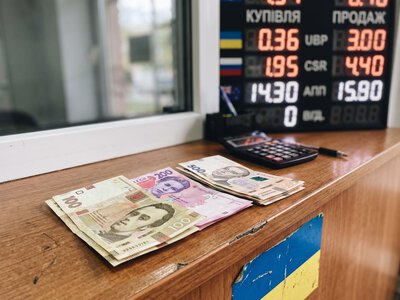 НБУ підняв валютні ліміти до 200 тисяч: скільки тепер можна купити і зняти
