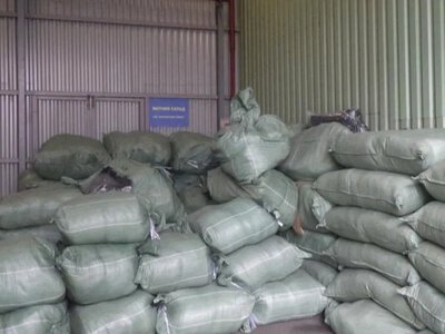 На митному посту «Луцьк» виявили понад дві тисячі незадекларованих джинсів