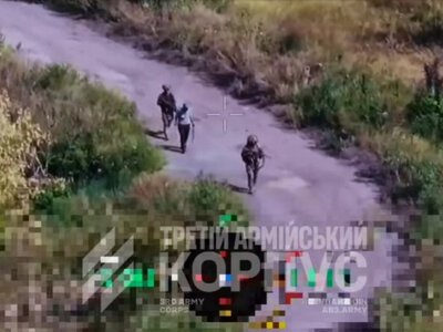 “Застряг у зоні бойових дій, коли відмовили ноги”. На Лиманському напрямку українські військові евакуювали дідуся, який дві доби провів у посадці без їжі та води