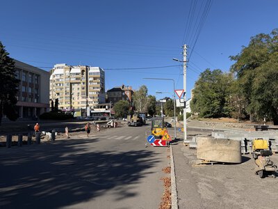 Реконструкція Замкового узвозу: облаштовують паркувальний майданчик, бордюри та зливову каналізацію (ФОТО)