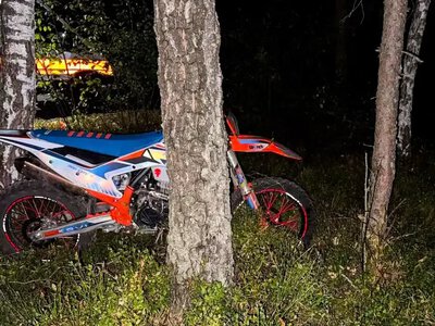 Без шоломів на незареєстрованому мотоциклі: на Варашчині двоє хлопців врізалися в дерево