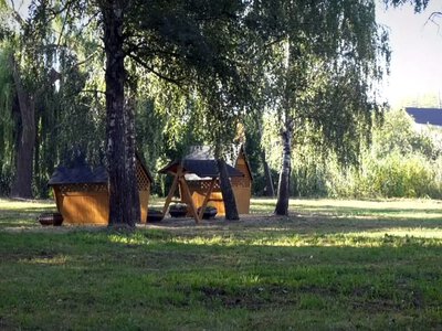 У Миргороді в Сквері Ветеранів облаштовують нову зону відпочинку зі сценою та альтанками