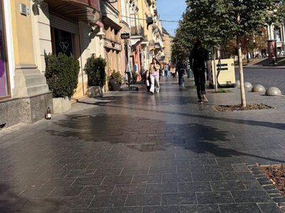 У центрі Львова знову взялися за слизьку плитку