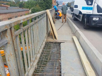 У Тернополі ремонтують пішохідну частину мосту на Лозовецькій